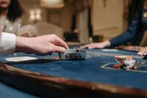 Global sports betting market trend and DraftKings logo